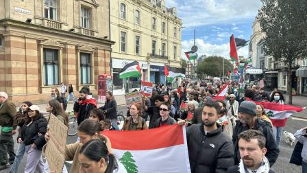 تظاهرة في برايتون تنديداً بالعدوان على لبنان (العربي الجديد)