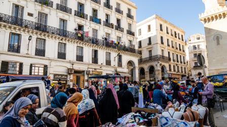 الشارع يترقب حلولاً جذرية لأزماته المعيشية (إريك لافورج/Getty)