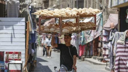 شروط صندوق النقد تفاقم معيشة المواطنين (محمود الخواص/Getty)