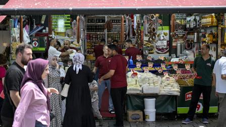 متسوّقون في منطقة أمينونو الشهيرة بإسطنبول/ 11 يونيو 2024 (الأناضول)