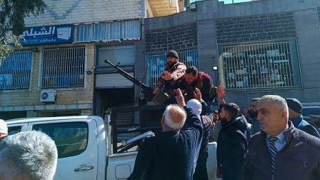 أحد أفراد الأمن التابع للنظام السوري فوق عربة عسكرية بالسويداء 28 فبراير 2024 (Getty)