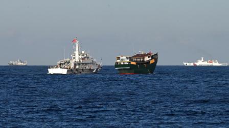 سفينة تابعة لخفر السواحل الصيني تبحر بالقرب من الجيش الفلبيني 5 مارس 2024 (Getty)