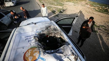 سيارة منظمة الإغاثة بعد قصفها من قبل الاحتلال، دير البلح 2 أبريل 2024 (مجدي فتحي/Getty)