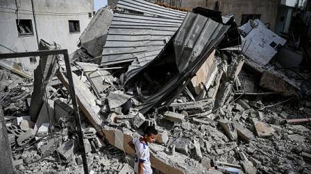 صبي فلسطيني يسير بجوار الدمار في جنين، في 23 مايو 2024 (فرانس برس)