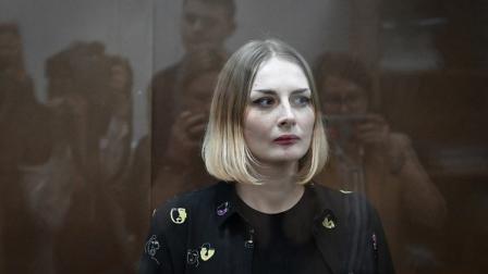 سجن المدونة الروسية آنا باشوتوفا لمدة خمس سنوات ونصف بتهمة نشر معلومات زائفة موسكو 5 يونيو 2024 (ناتاليا كولسنيكوفا/فرانس برس)