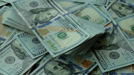 ما زال الدولار الأميركي هو العملة المسيطرة في التجارة الدولية - 3 يونيو 2024 (Getty)