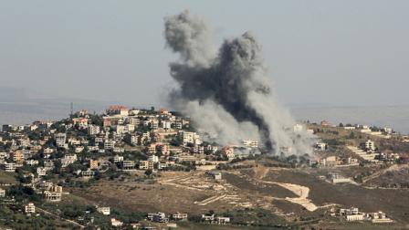 دخان يتصاعد من بلدة في جنوب لبنان جراء غارات إسرائيلية، 8 يونيو 2024 (Getty)