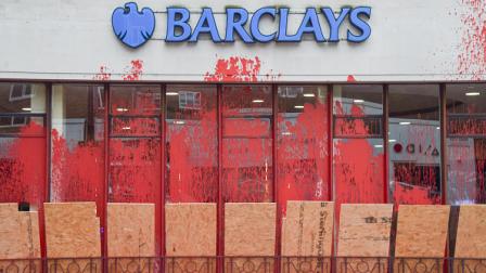 نشطاء رشوا طلاء أحمر على عدة فروع لبنك باركليز مطالبين البنك بسحب استثماراته من تجارة الأسلحة الإسرائيلية، لندن 10 يونيو  2024 (فوك فالسيتش/ Getty) 