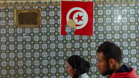 العلم التونسي بأحد مطاعم المدينة العتيقة بتونس (جون وريفورد/ Getty)