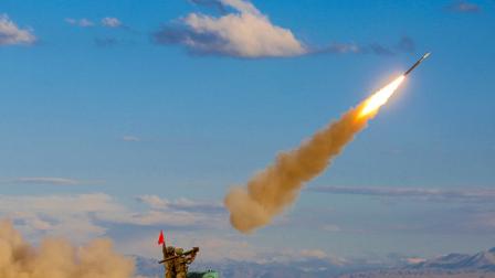 إطلاق صاروخ صيني لضرب هدف على ارتفاع منخفض خلال تدريب تكتيكي، 20 يونيو 2024 (Getty)
