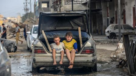 أطفال وسط الدمار بخانيونس بعد انسحاب جيش الاحتلال، 5 يوليو 2024 (عبد الرحيم خطيب/الأناضول)