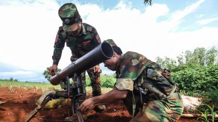 مسلحون ينتمون لجماعة عرقية مسلحة خلال قتالهم مع الجيش في ميانمار، 3 يوليو 2024 (فرانس برس)