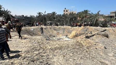 منطقة المواصي بخانيوتس التي تعرضت للقصف الإسرائيلي، 13 يوليو 2024 (الأناضول)