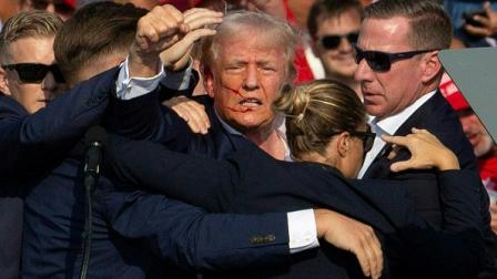 ترامب بعد إصابته خلال تجمع انتخابي في بنسلفيانيا، 13 يوليو 2024 (Getty)