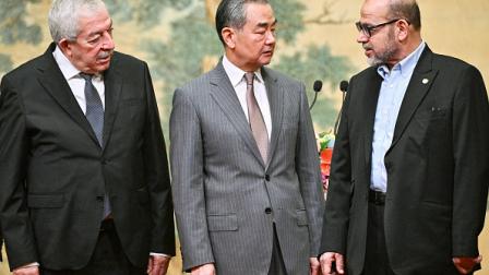 وانغ يي مع موسى أبو مرزوق ومحمود العالول، بكين 23 يوليو 2024 (بيدرو باردو/فرانس برس)