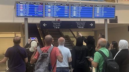 مسافرون يتفقدون مواعيد رحلاتهم في مطار بيروت، 28 يوليو 2024 (حسام شبارو/الأناضول)