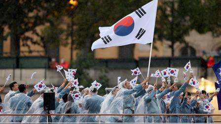 وفد كوريا الجنوبية خلال حفل افتتاح أولمبياد باريس، 26 يوليو 2024 (ريتشارد بيلهام/Getty)