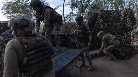 جنود أوكرانيون يفرغون قذائف هاون من شاحنة صغيرة، 31 يوليو 2024 (الأناضول)