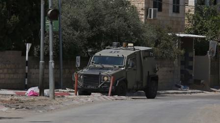آلية عسكرية إسرائيلية خلال اقتحام طولكرم، 3 أغسطس 2024 (نضال اشتية/الأناضول)