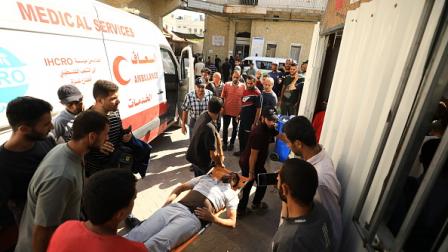 نقل جرحى قصف المدرستين بغزة للمستشفى المعمداني، 4 أغسطس 2024 (الأناضول)