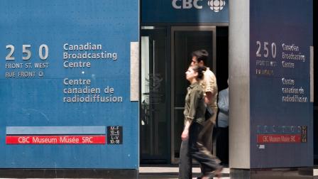 مارة أمام مقر هيئة البث الكندية في تورونتو، 7 يونيو 2006 (جيف روبنز/ فرانس برس)