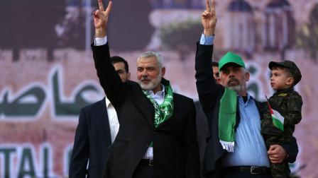 إسماعيل هنية (يسار) ويحيى السنوار في ذكرى تأسيس حماس / 14 ديسمبر 2017 (Getty)
