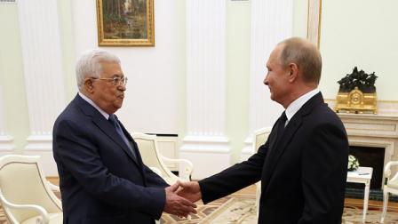 عباس خلال لقاء سابق مع بوتين في موسكو، 14 يوليو 2018 (Getty)