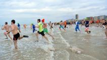 رغم البرد.. الآلاف يشاركون بفعالية "السباحة بالعام الجديد" ببلجيكا
