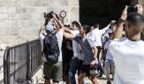 مستوطنون يعتدون على صحافي أمام المسجد الأقصى، الأربعاء الماضي (Getty)
