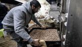 عامل يعد منتجات للبيع في سوق البلدة القديمة بالقدس يوم 8 إبريل 2024 أسواق القدس (مصطفى الخاروف/Getty)